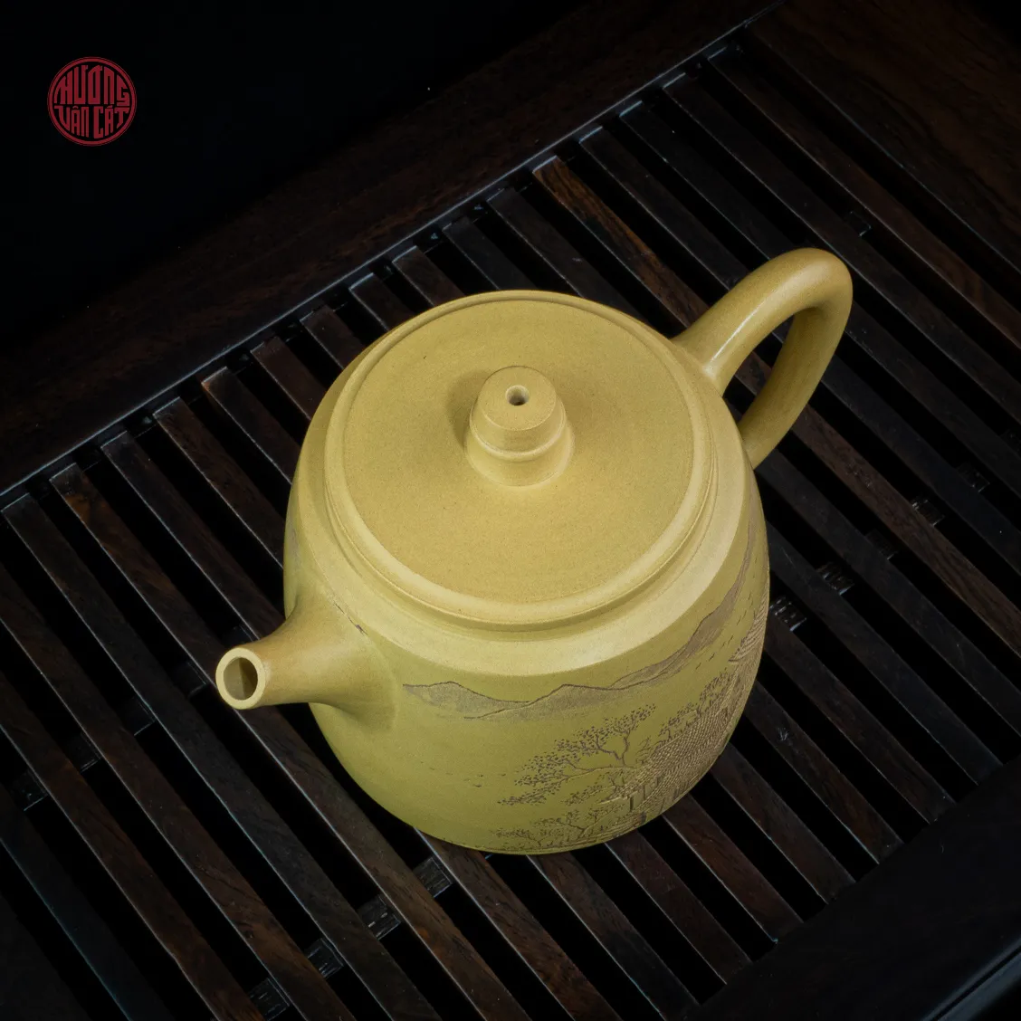 Ấm pha trà tử sa nê hưng khắc phố cổ vàng đức trung 330ml AKC207